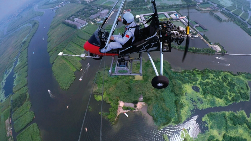 測繪地理信息工作人員利用三角翼在白洋淀進行航空測繪，為雄安新區規劃、選址和建設提供保障服務